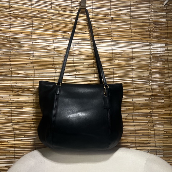 Coach Handbags - Vintage Coach Black Leather Shoulder Tote 9993